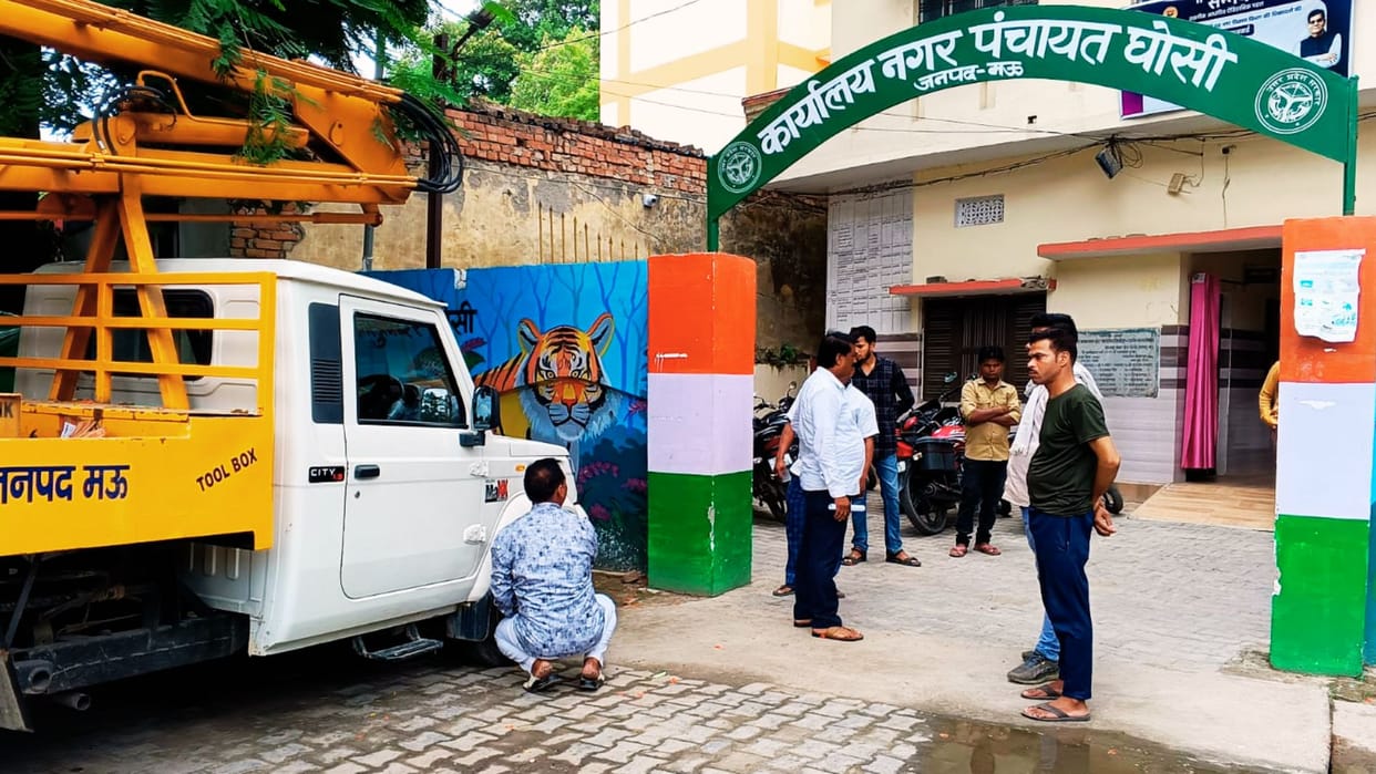 When work was not done air was let out of government crane in mau councilor created ruckus Nagar Panchayat