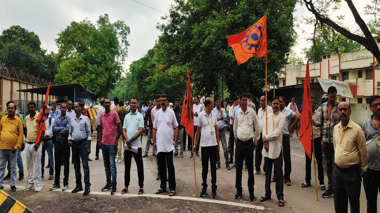 Kanpur: Employees raised demand for formation of 8th pay commission and protested