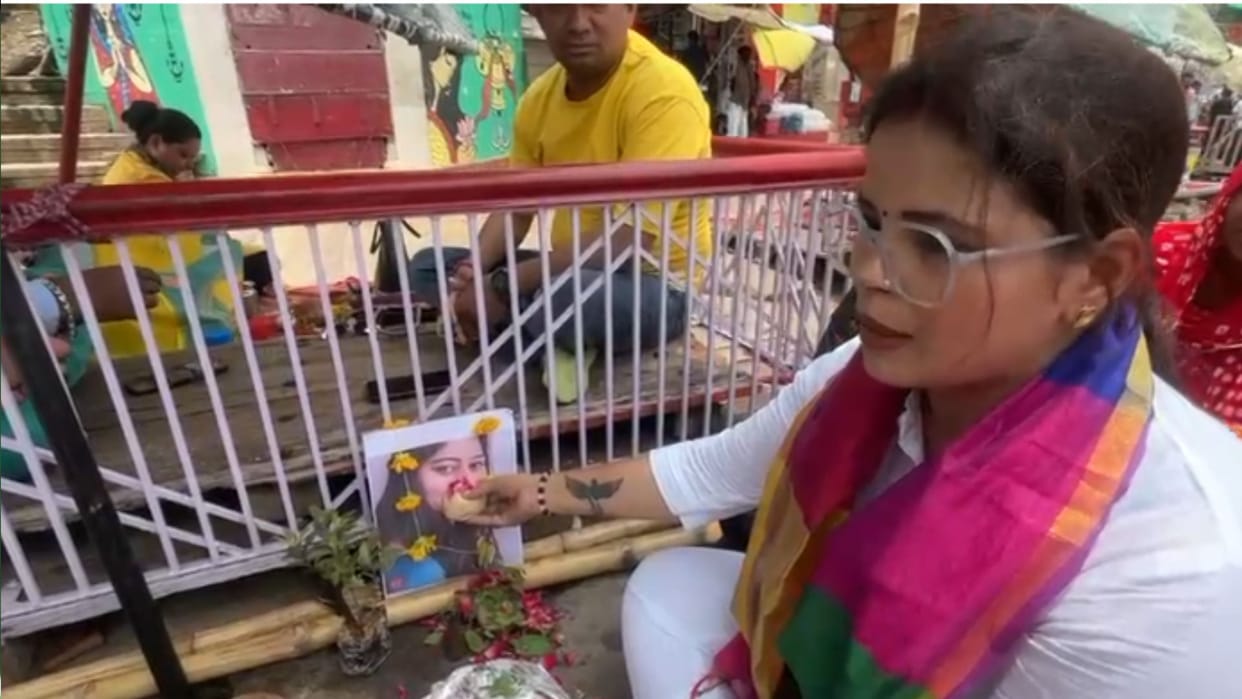 Sonam Raghuvanshi Pind Daan in Kashi Puja for peace of soul of Raja Raghuvanshi at Dashashwamedh Ghat varanasi