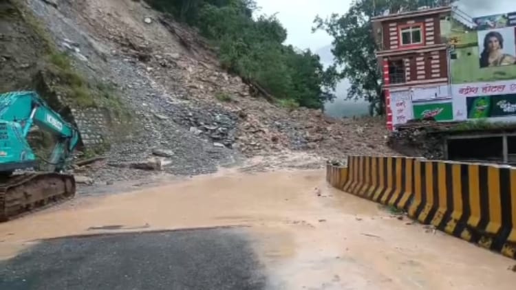 Karnaprayag Landslide: घरों और होटल में घुसा मलबा, लोगों ने भागकर बचाई जान, बोल्डर गिरने से दबी टैक्सी