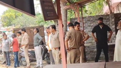 Kanpur: Tower got crooked due to collapse of footpath in Jajmau, shops closed, panic among people