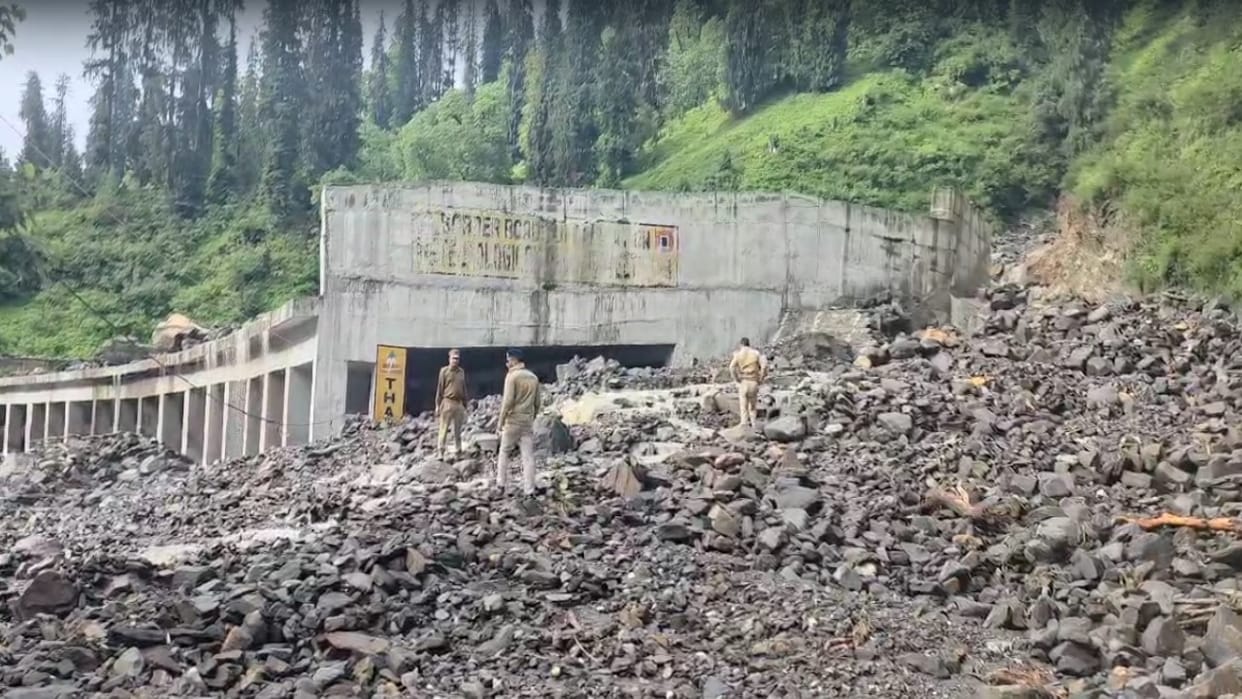 Manali Leh road closed for traffic due to heavy landslide
