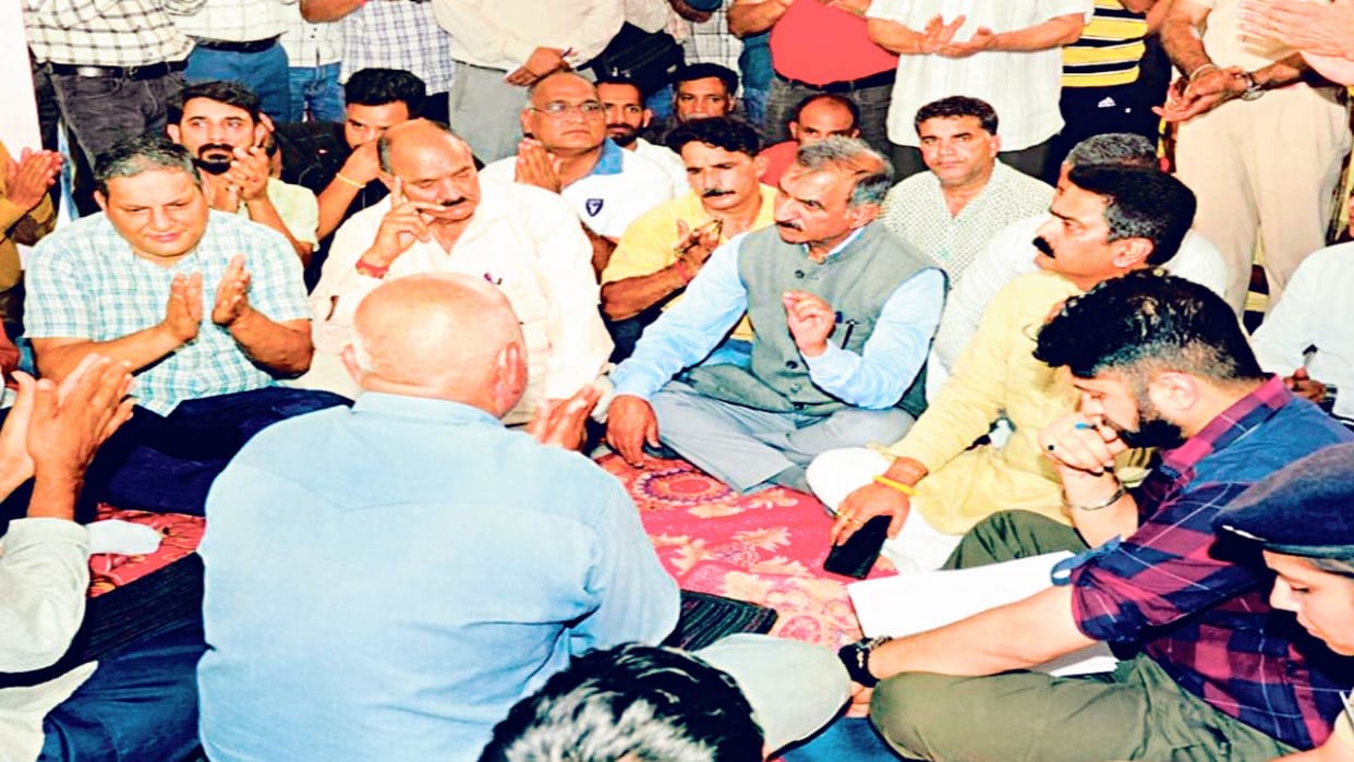 Mandi Cloud Burst:  People shed tears in front of cm sukhvinder Sukhu, said- they are spending the night in th