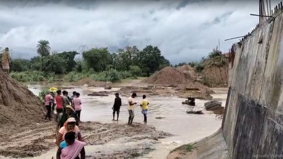 A railway track employee was swept away by the strong current of a drain in Korba
