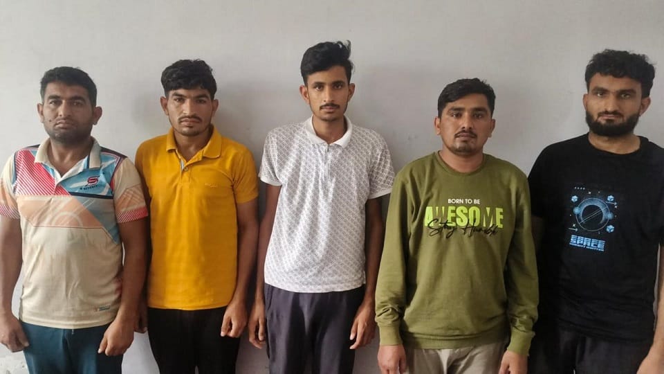 Meerut: GST theft of Rs 45 crore, defrauded through fake invoices of 100 companies; Five arrested