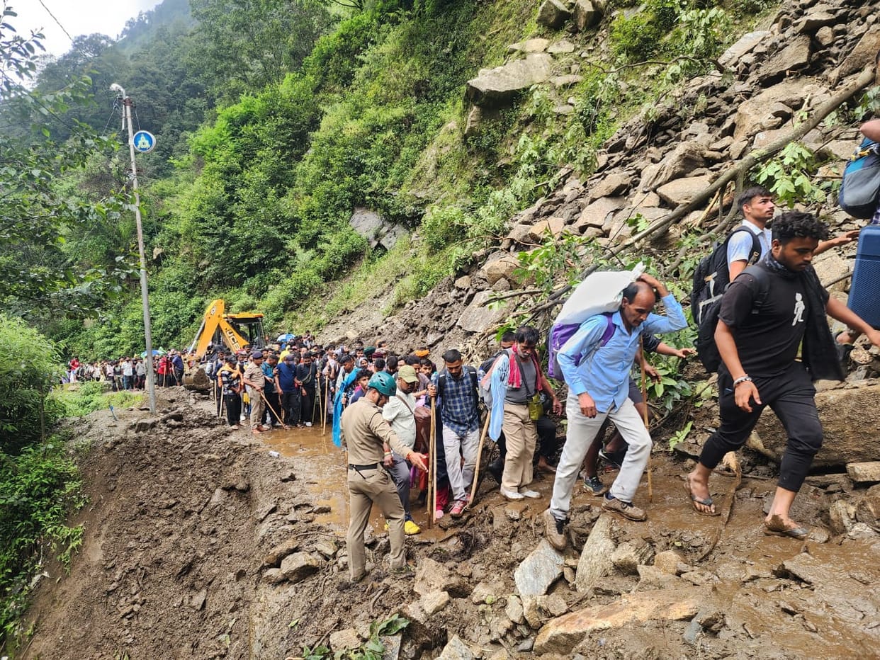 Landslide in Gaurikund due to heavy rain in Kedarghati highways closed at two places