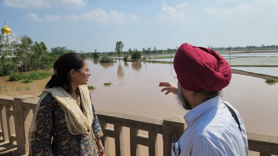 पटियाला में नदियों में बढ़े पानी के स्तर का जायजा लेती डीसी।