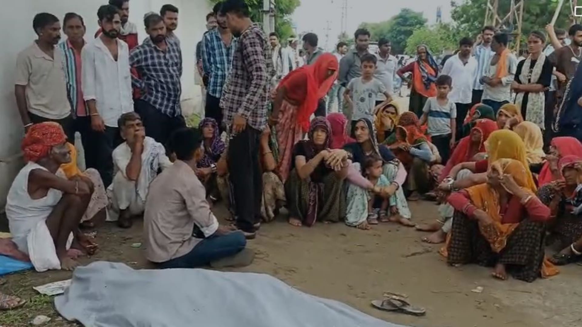 बजरी माफिया की ट्रॉली से युवक की मौत, गुस्साए ग्रामीण धरने पर बैठे