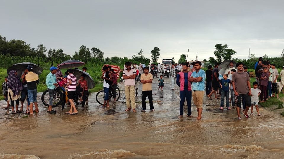 Saharanpur: Due to rain, rivers swelled, tractor-trolley washed away in flood of water, temporary dam broken