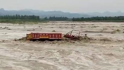 Saharanpur: Due to rain, rivers swelled, tractor-trolley washed away in flood of water, temporary dam broken