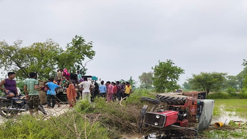 Tractor-trolley full of workers overturned people got buried under it screams and cries ensued
