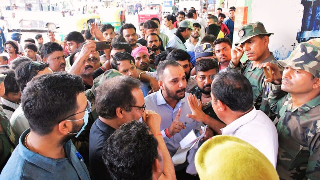 Varanasi News 25 shops of Night Market were removed amidst protest MLA saurabh srivastava intervened