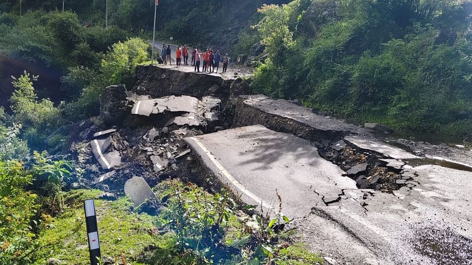 यमुनोत्री हाईवे पर बनास के निकट करीब 30 मीटर सड़क धंसी