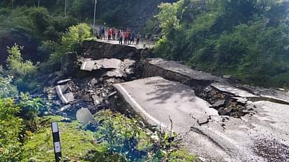 यमुनोत्री हाईवे पर बनास के निकट करीब 30 मीटर सड़क धंसी