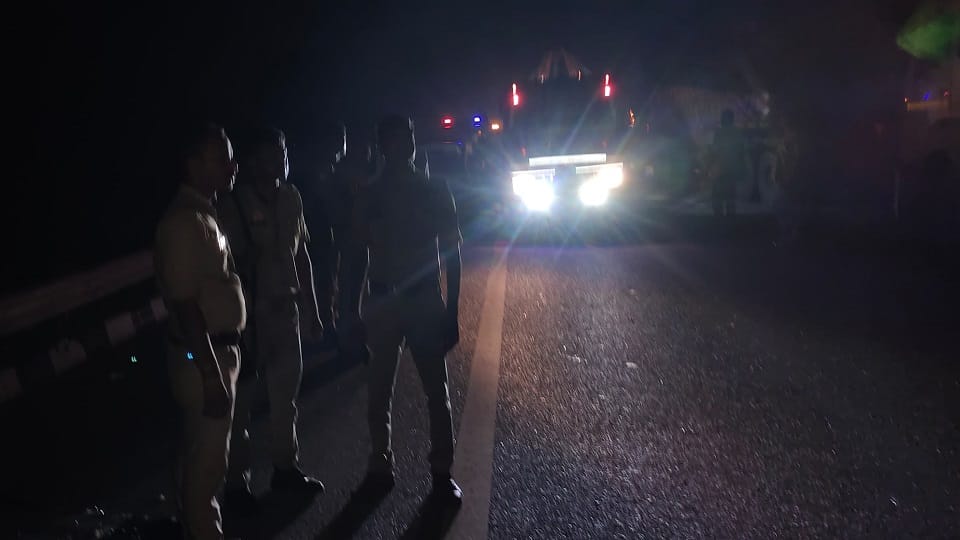 Fatehabad: Bus collides with trailer on Agra-Lucknow Expressway, driver dies on the spot