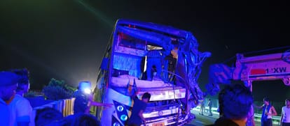 accident on Agra Lucknow Expressway bus shattered into pieces driver's body was taken out after three hours