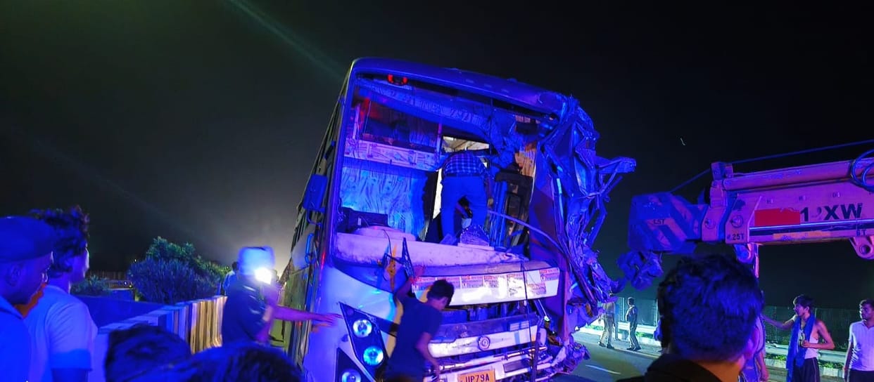 accident on Agra Lucknow Expressway bus shattered into pieces driver's body was taken out after three hours
