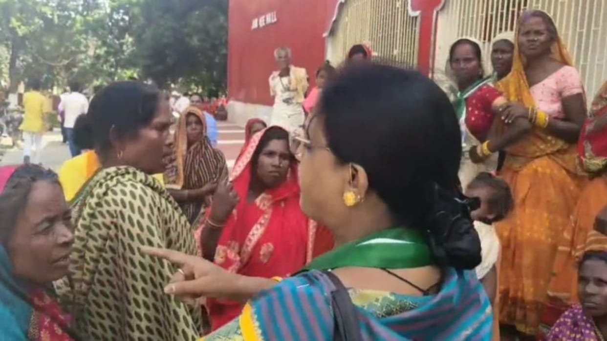 Bihar News: Women Disrupt JDU Meeting, Protest Over Electricity Bill Waiver and Land Document Demands