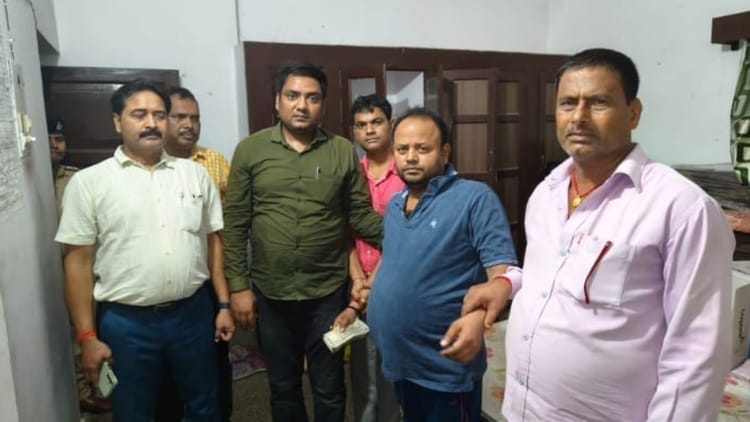 Bihar News: 75 हजार की रिश्वत लेते कार्यपालक अभियंता हिरासत में, नौकरी देने के नाम पर पीड़ित से की डिमांड