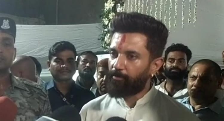 Bihar News: सैनिटरी पैड की पैकिंग पर राहुल गांधी की तस्वीर से गरमाई सियासत, चिराग ने ऐसा कह दिया