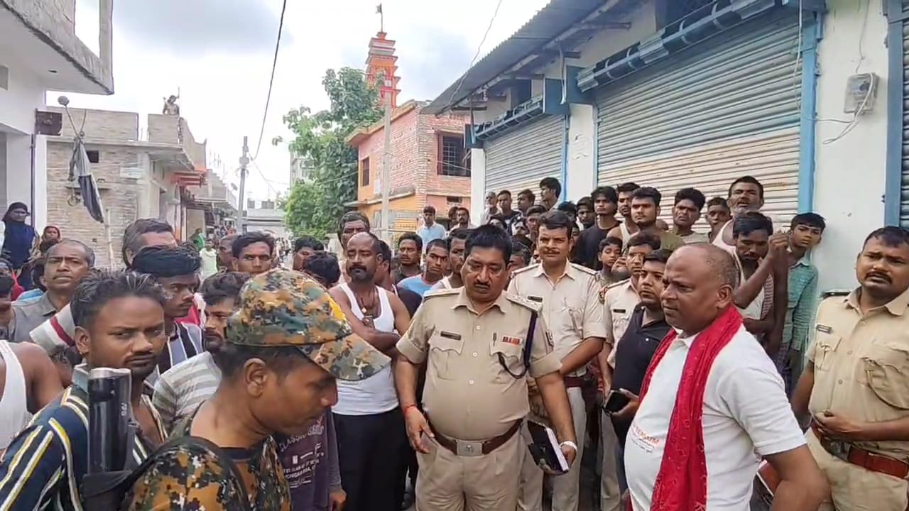 घटना के बाद रोते-बिलखते परिजन।