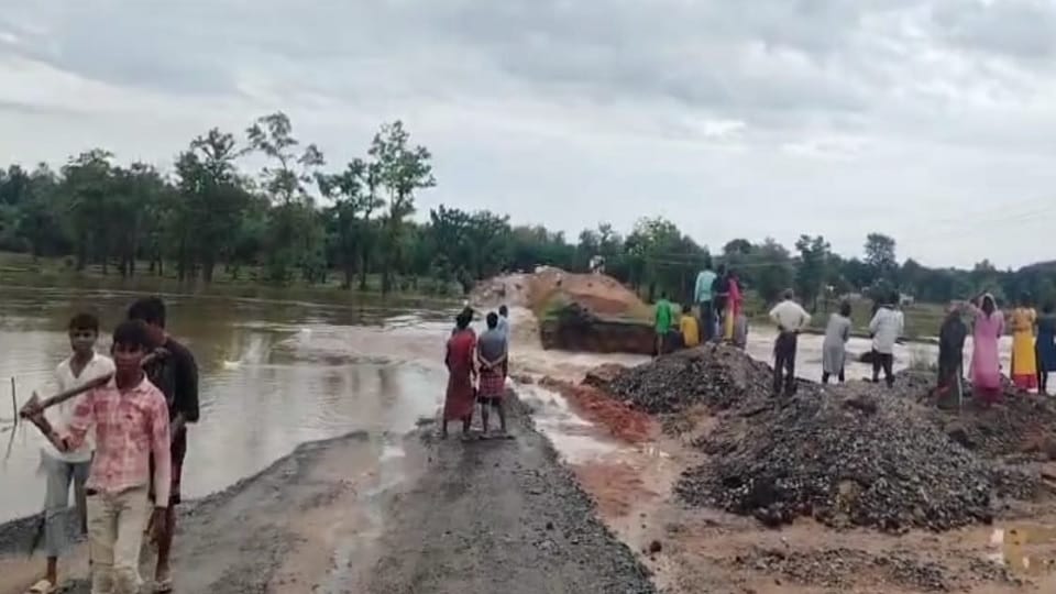 बारिश से टूटा मार्ग
