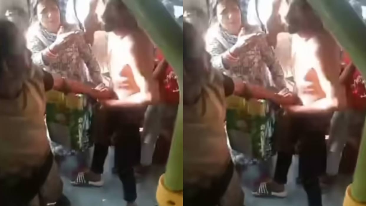 A thief entered a DTC bus to steal people slapped him and tore his clothes Video goes Viral
