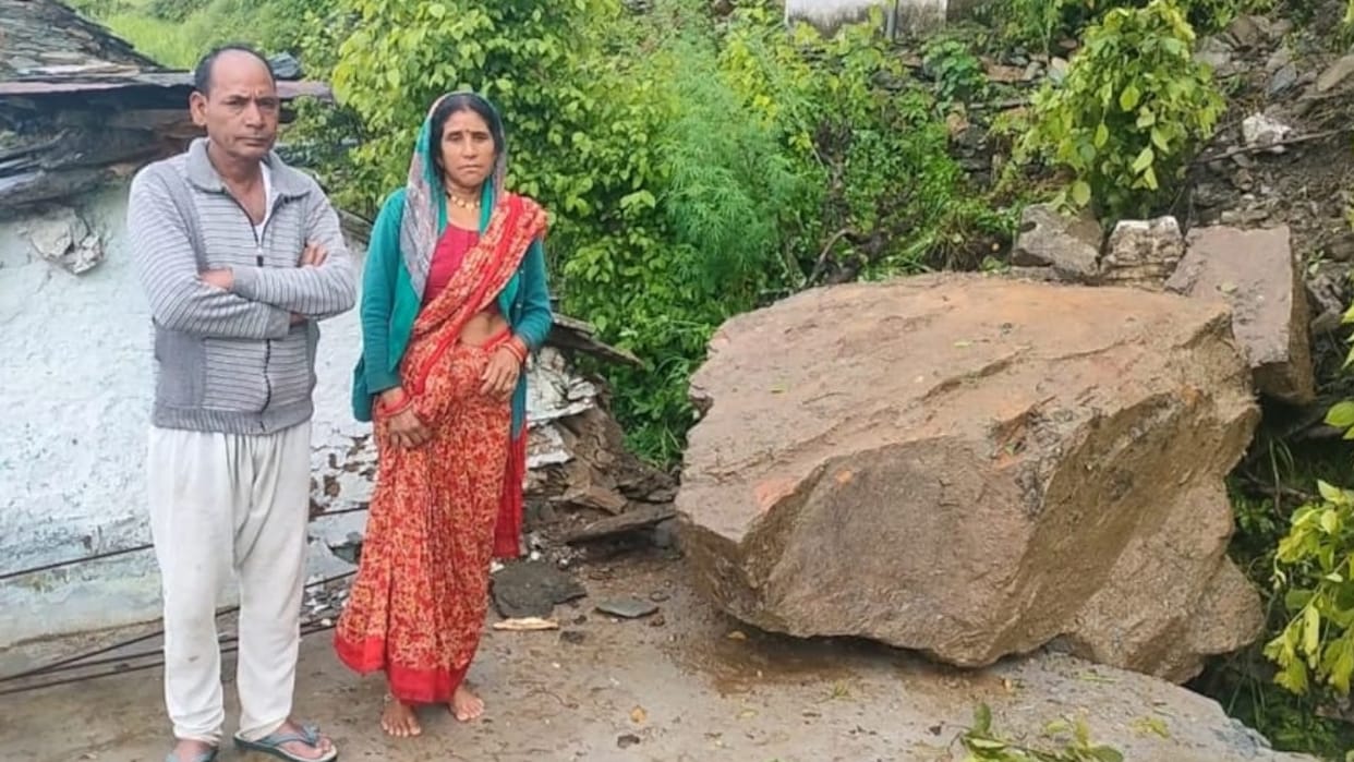 Heavy rain rock fell on house roof in karnprayag Chamoli badrinath Highway update