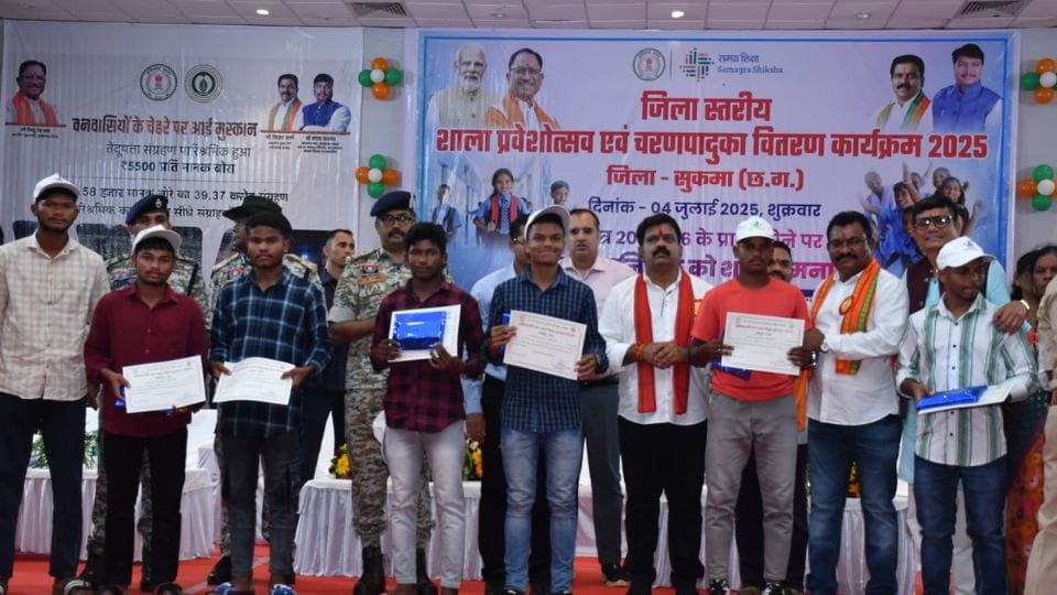 Deputy CM Vijay Sharma met the surrendered Naxalites at the rehabilitation center in Sukma