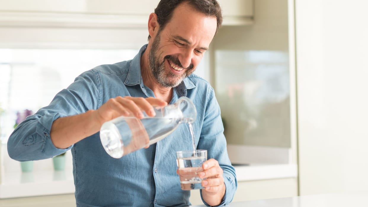 cold or lukewarm water after meal know doctors tips khane ke bad kaisa pani peena chahiye