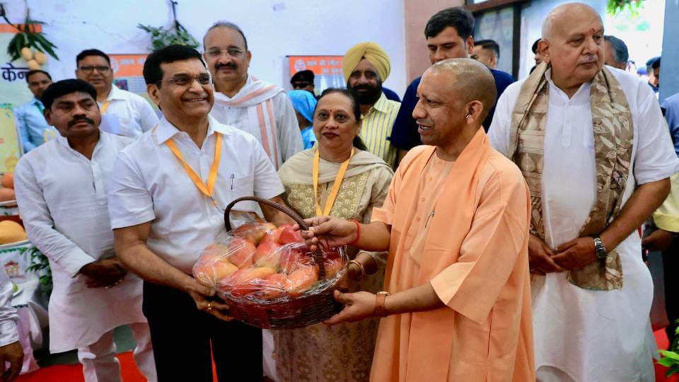 'Sindoor' variety caught everyone attention in UP Mango Festival CM Yogi expressed happiness over innovations