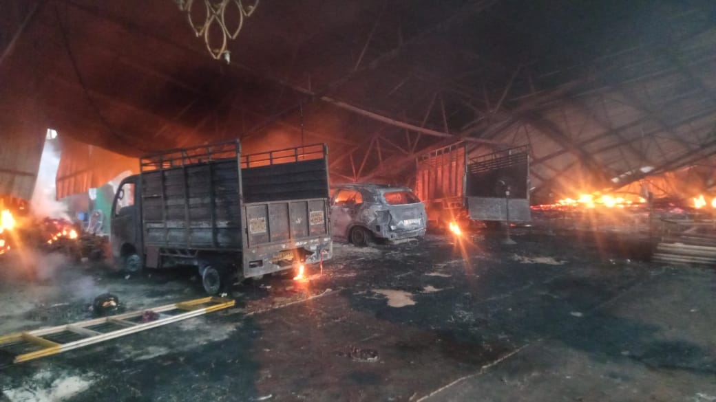 Huge fire at Wedding Point in Ganganagar Rishikesh four vehicles burnt to ashes