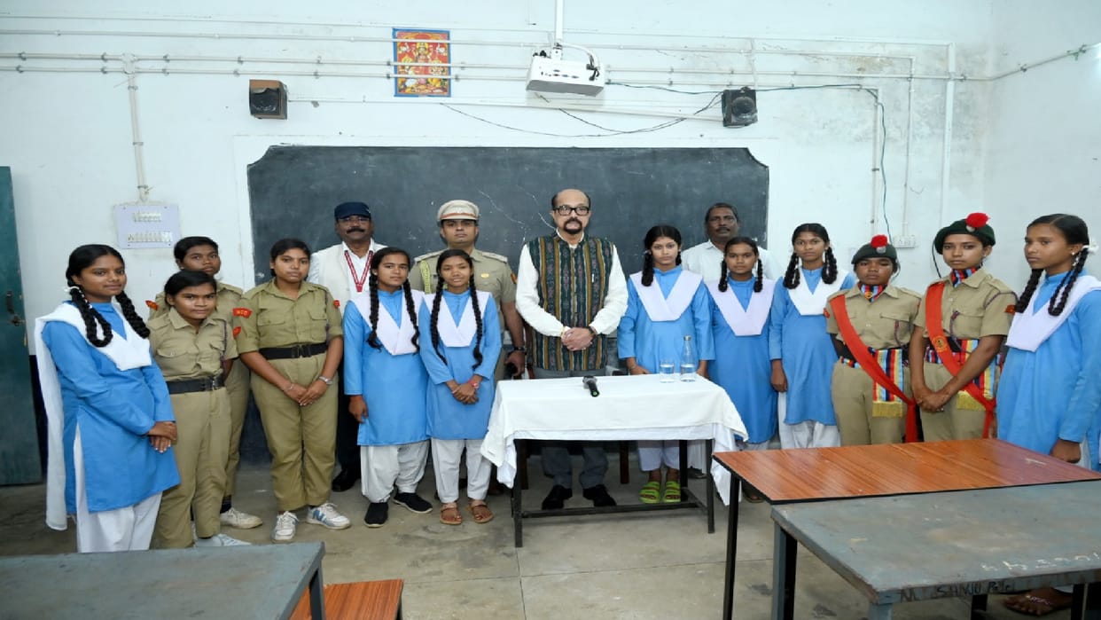 Governor Ramen Deka interacted with students, gave them mantras for success in Chhattisgarh