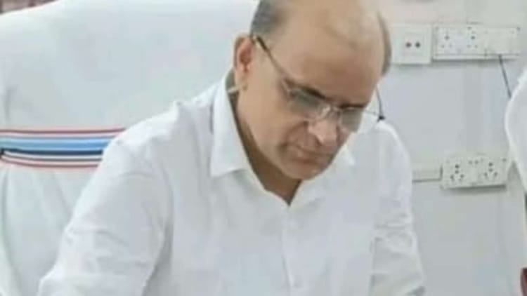 Bihar News: छात्रा संग आपत्तिजनक फोटो वायरल मामले में शिक्षक निलंबित, मारपीट और धमकी देने का भी आरोप