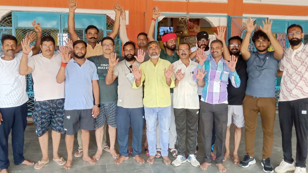 A group of 22 devotees left for the darshan of Baba Barfani