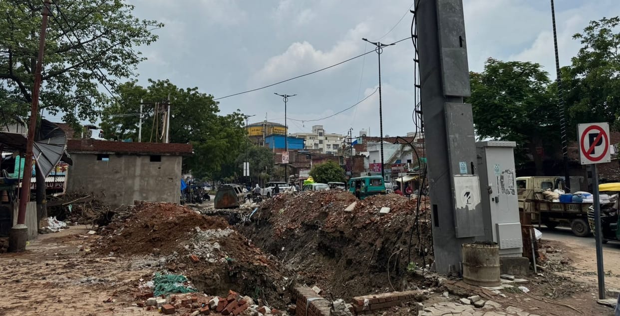 Kanpur The tower got crooked due to the collapse of the footpath in Jajmau shops were closed