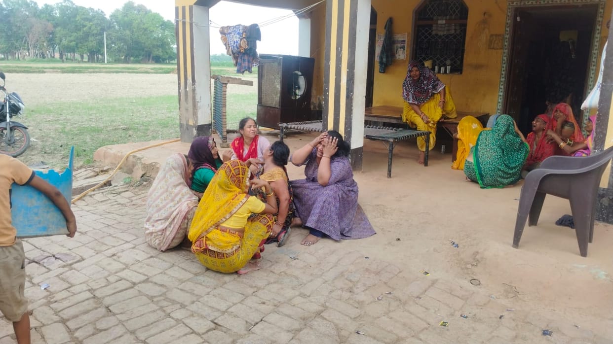 Kannauj Brothers beat up their elder brother with brother in laws there was dispute regarding account