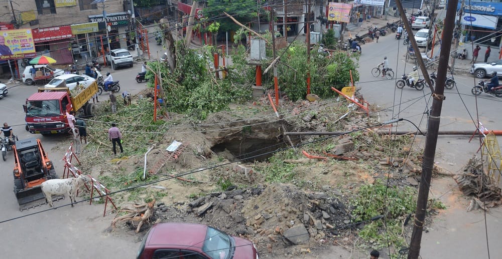 Kanpur Wires started being removed from Brahmanagar intersection for repair of Dot drain digging will be done
