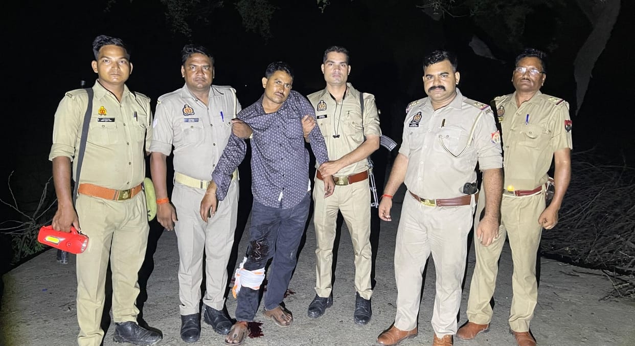 Mahoba 25000 bounty arrested in encounter shot in leg was absconding for many days admitted in hospital