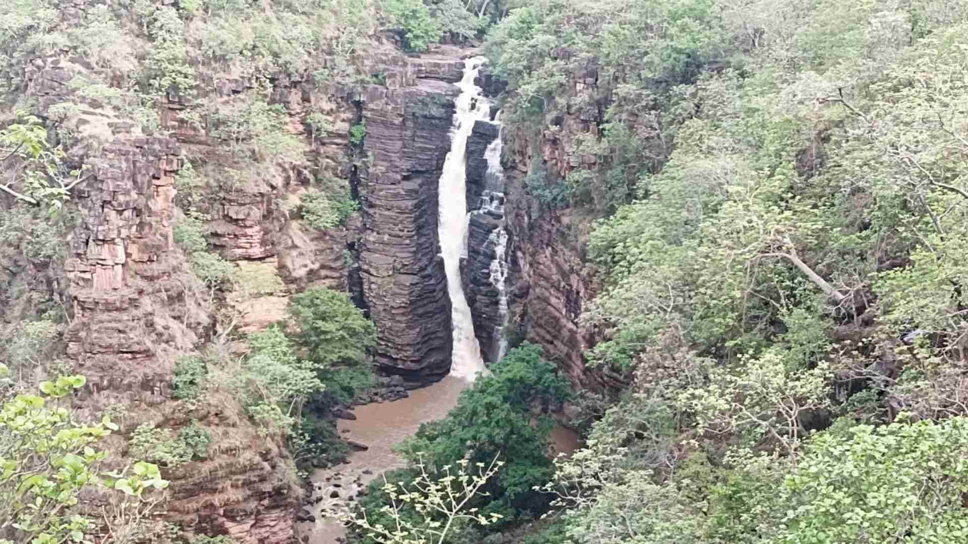 MP News Monsoon Magic in Damoh Tourists Flock to Sangrampur Waterfalls and Bhadbhada
