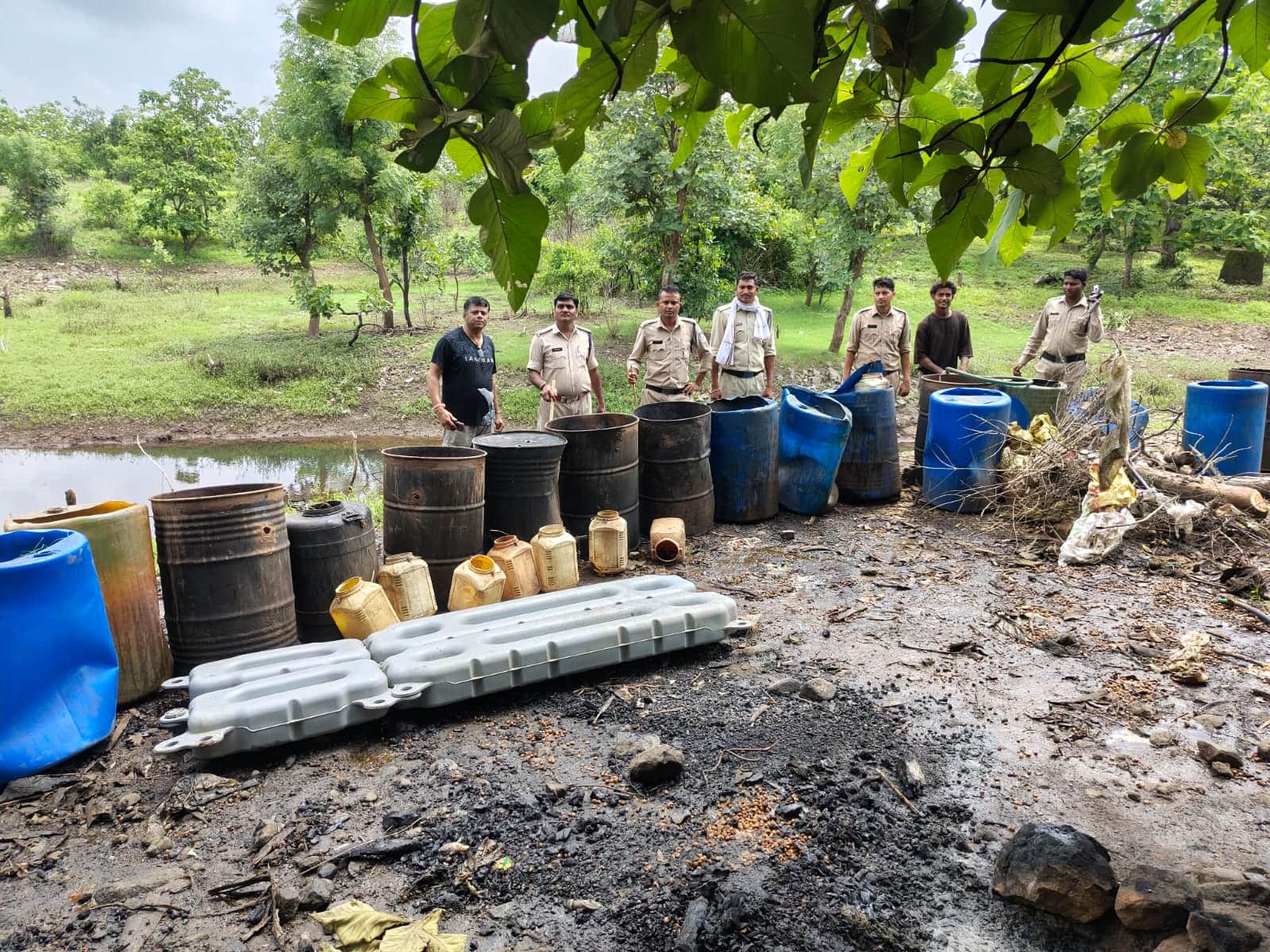 Omkareshwar News: Illegal raw liquor was being made in dense forests, police reached after walking 10 KM