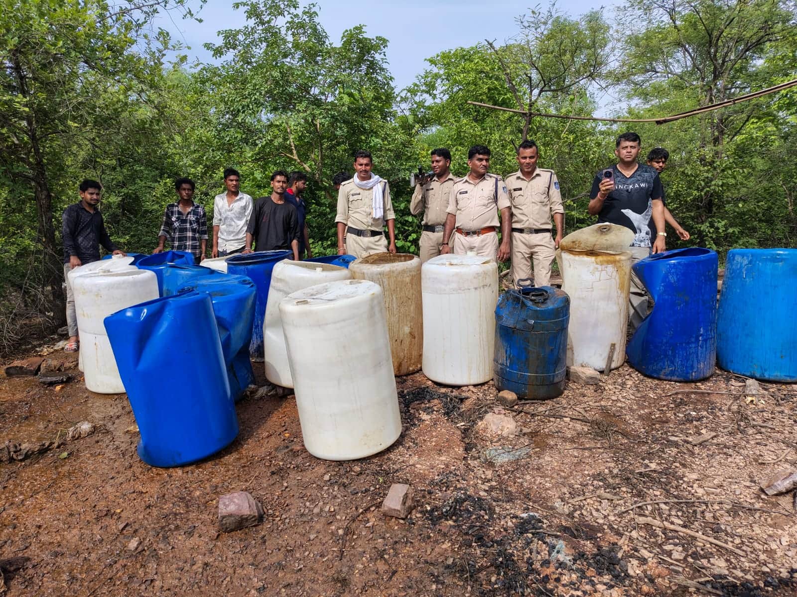 Omkareshwar News: Illegal raw liquor was being made in dense forests, police reached after walking 10 KM