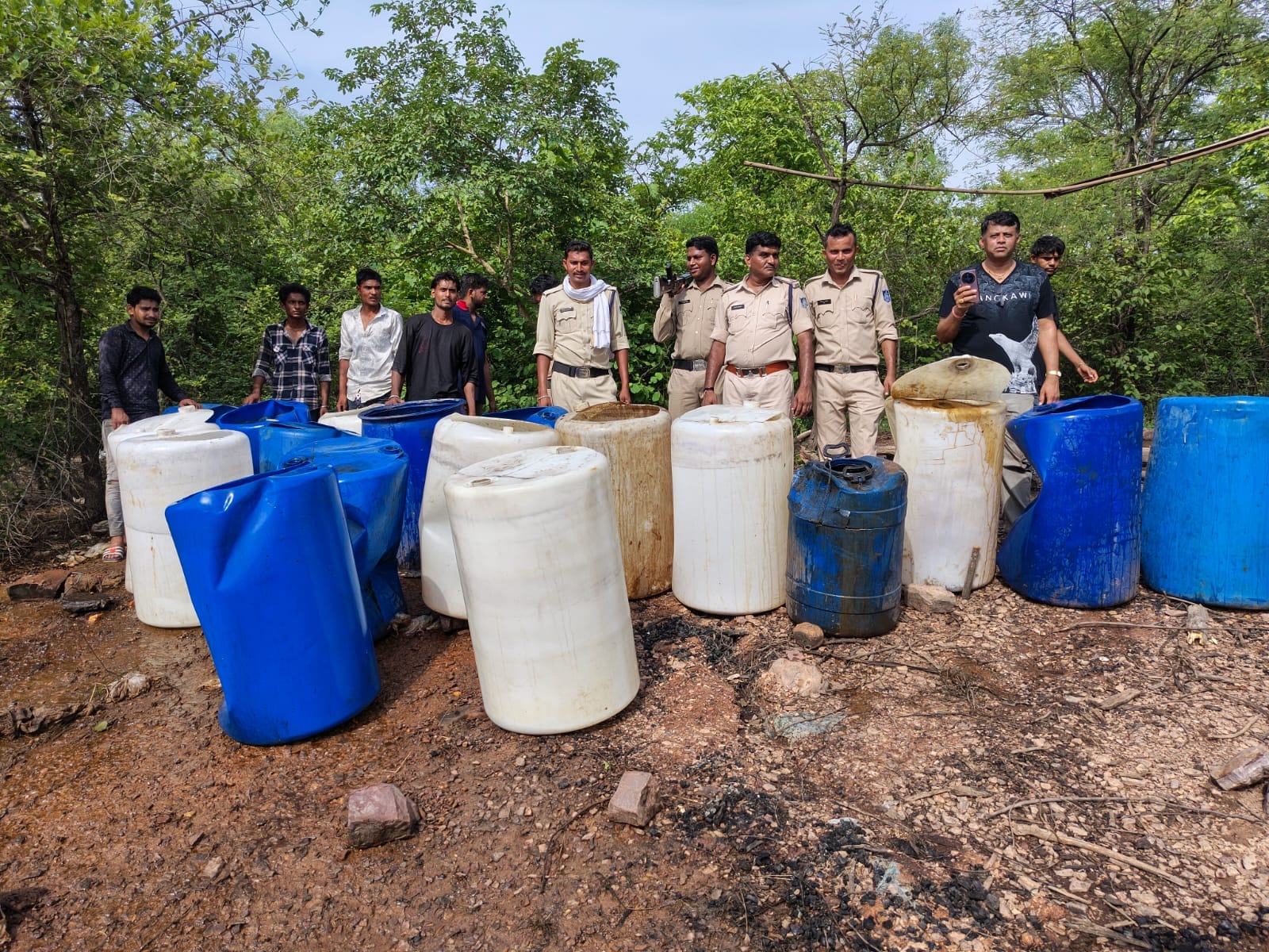 Omkareshwar News: Illegal raw liquor was being made in dense forests, police reached after walking 10 KM
