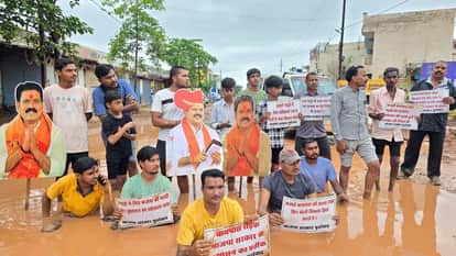 People demonstrated against dilapidated and poor condition of Kawardha-Raipur bypass