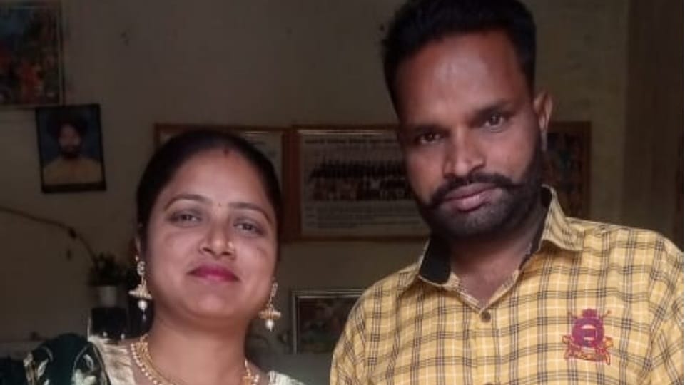 पत्नी और पति की फाइल फोटो।