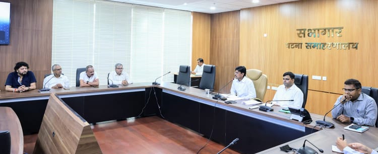 Bihar Election 2025 : शिक्षक निलंबित, मतदाता विशेष पुनरीक्षण कार्यक्रम पर हंगामा शांत करा रहे पटना डीएम