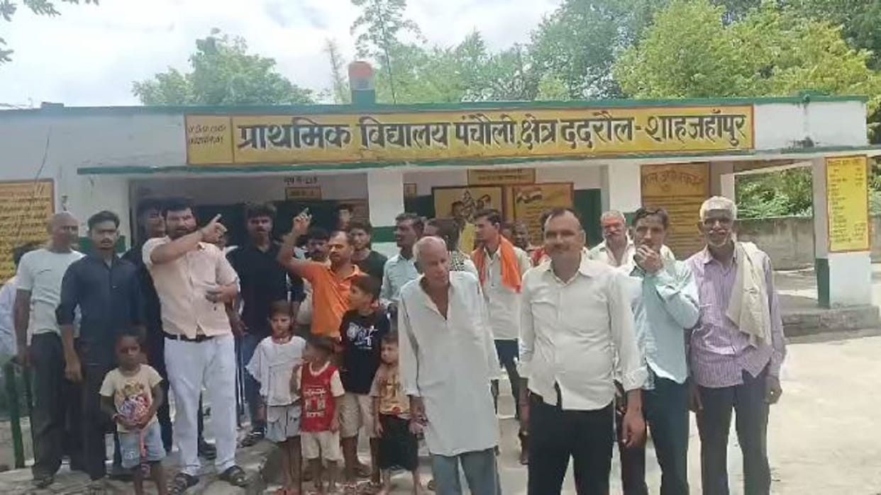 parents protest against school merger in shahjahanpur district