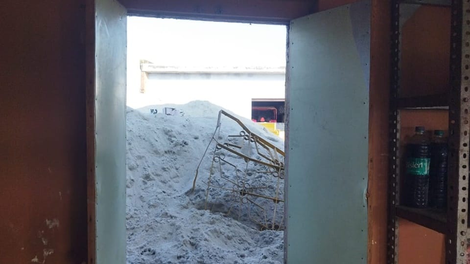 Thieves came to Baniyathera.. stole goods from three houses and factory, informed to police they shocked