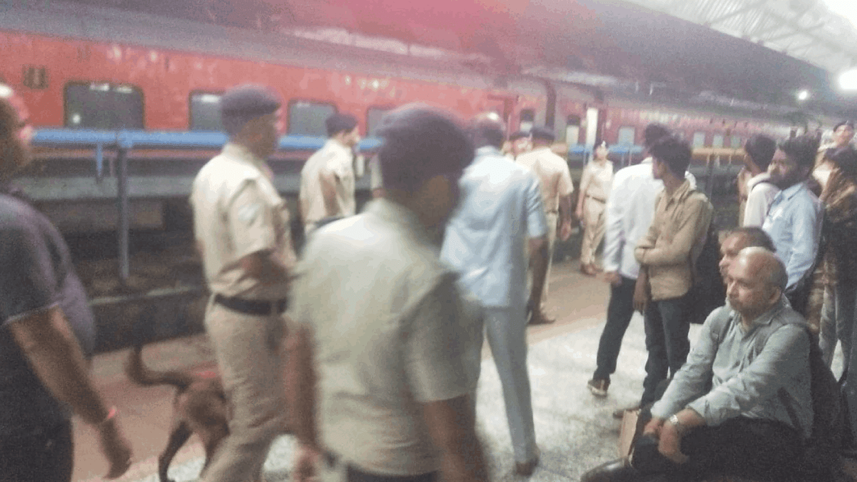 Bomb reported in Chattisgarh Sampark Kranti Express