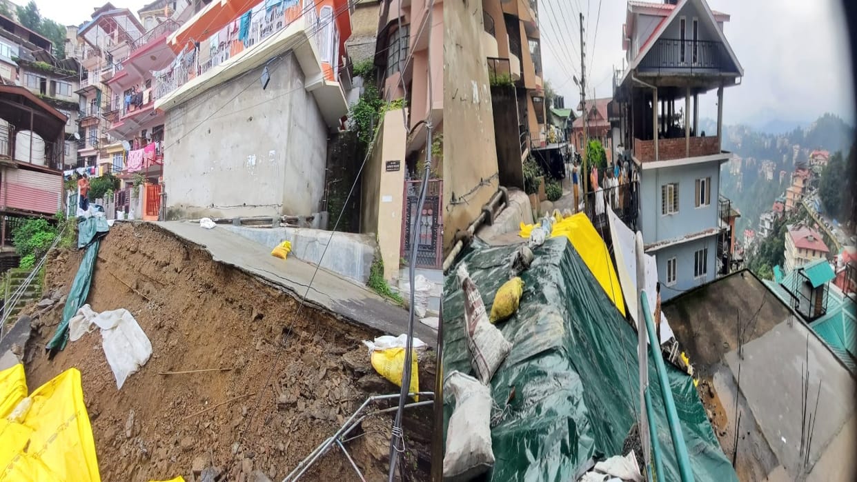 Heavy landslide in Jeevanu Colony of Parimahal area, three houses in danger, ambulance road collapsed